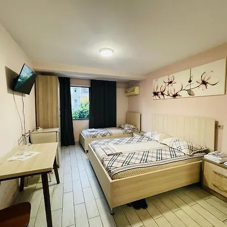 Urban Life Tirana- Economy イン