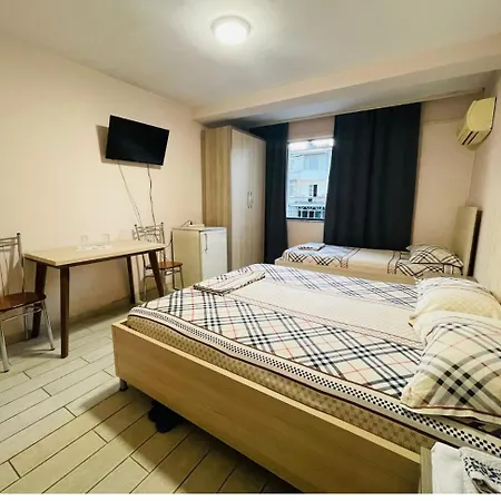 Urban Life Tirana- Economy イン *