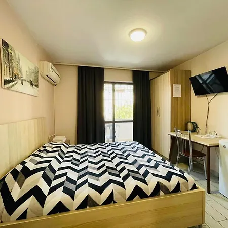 イン Urban Life Tirana- Economy ティラナ