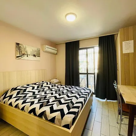 イン Urban Life Tirana- Economy