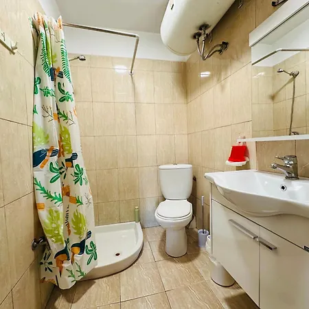 イン Urban Life Tirana- Economy